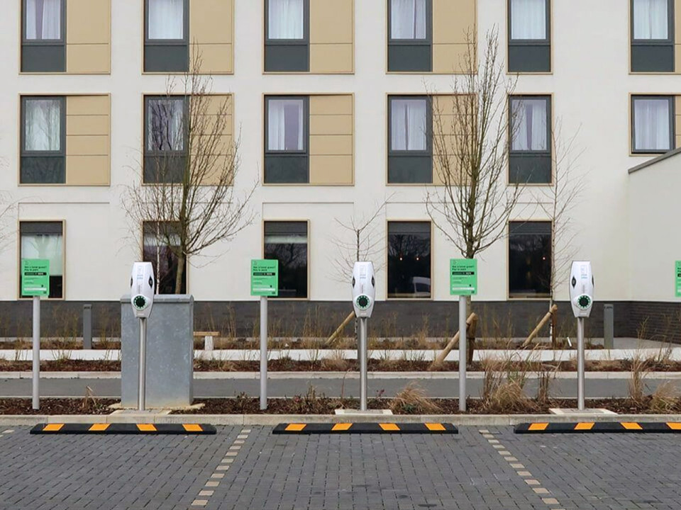 Une rangée de bornes de recharge EVBox BusinessLine installées pour Your Parking Space at Holiday Inn
