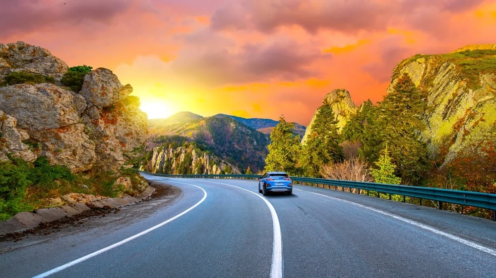 Véhicule électrique sur une route de montagne