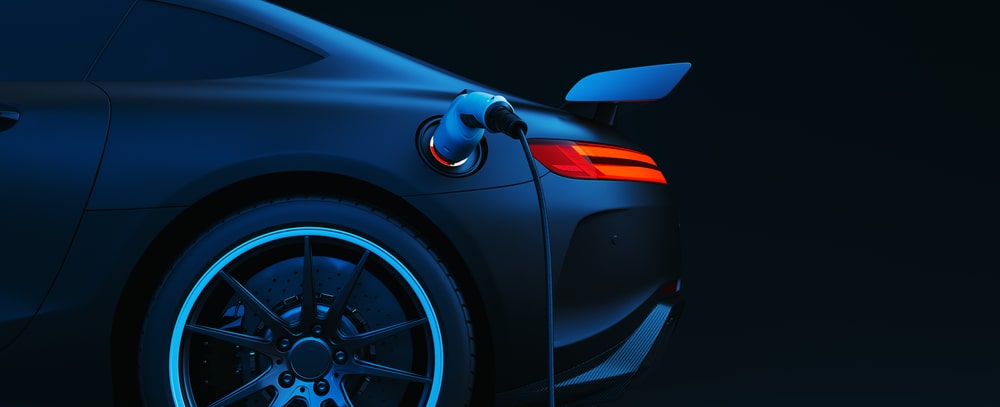 Silueta de un coche eléctrico en proceso de carga.