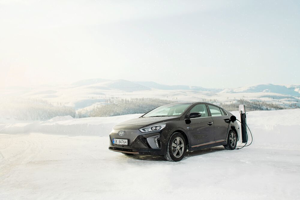 Charge véhicule électrique dans la neige en hiver