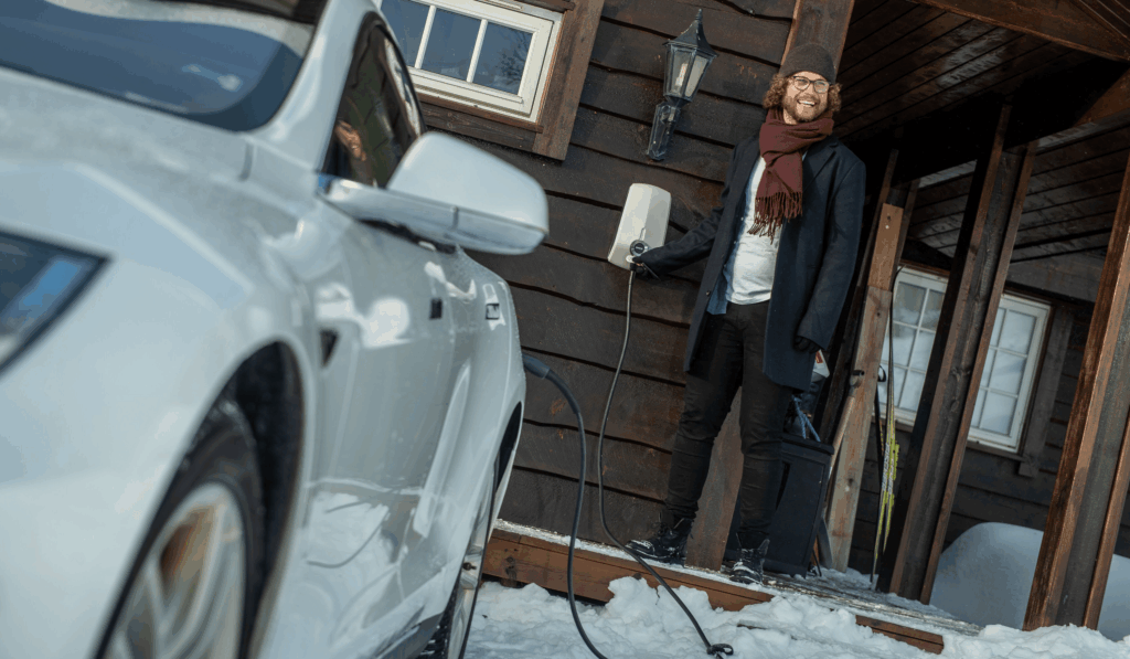 Chargement d'un véhicule électrique à la montagne en hiver