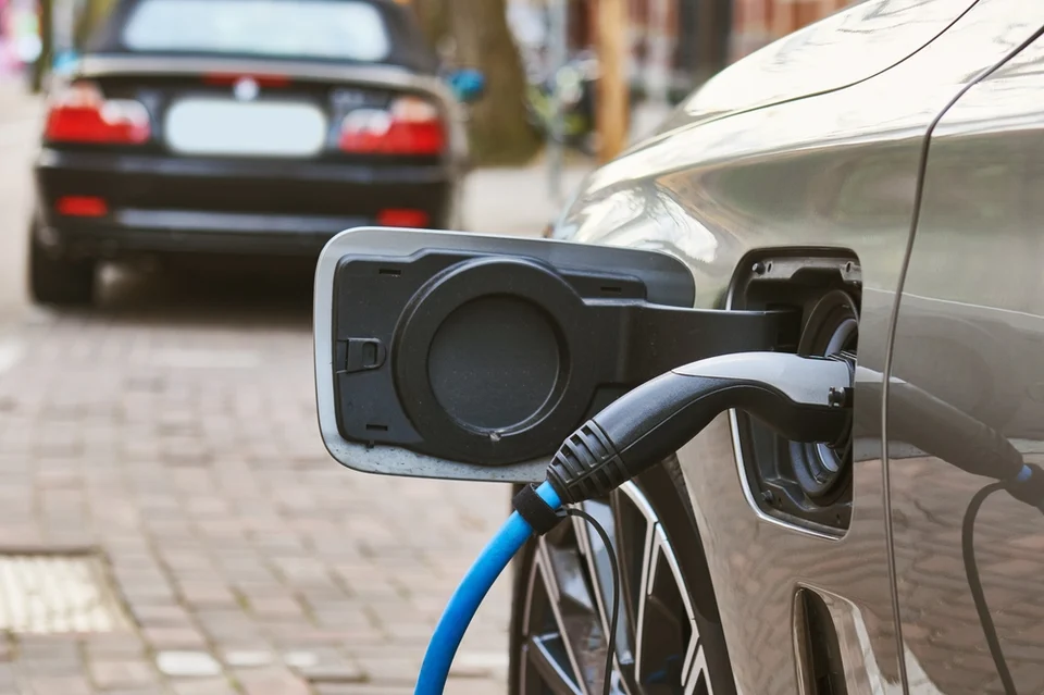 Aufladen eines Elektrofahrzeugs an einer öffentlichen Ladestation