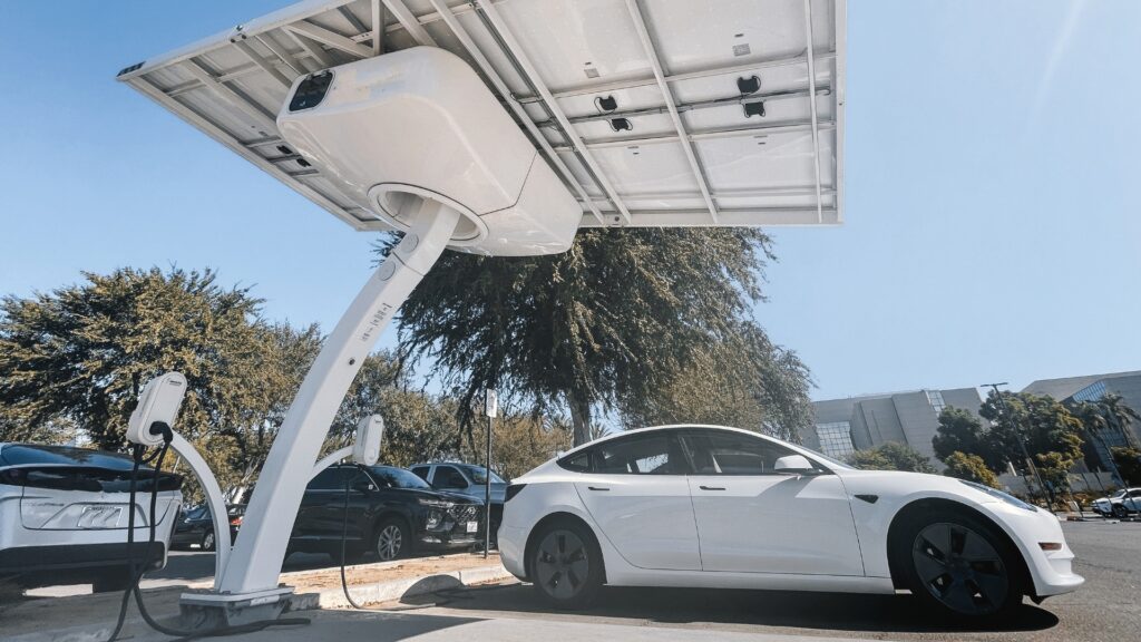 Cómo cargar un coche eléctrico en lugares públicos