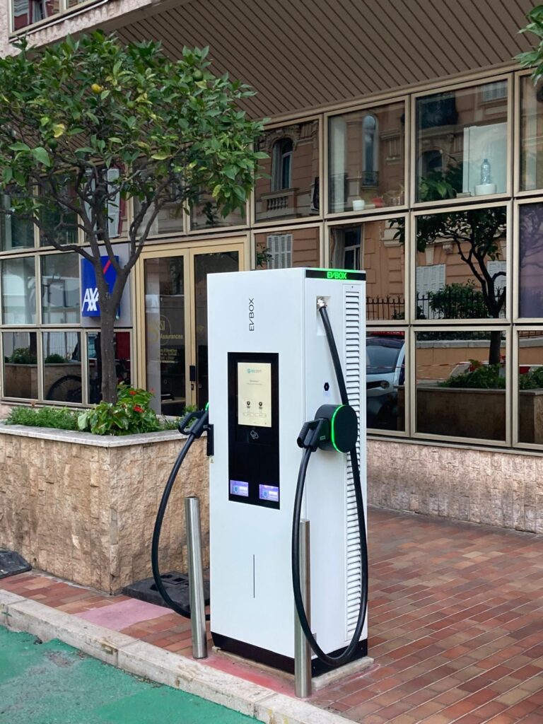 Chargeur DC EVBox Troniq Compact Modular installé à Monaco, solution compacte pour recharge rapide