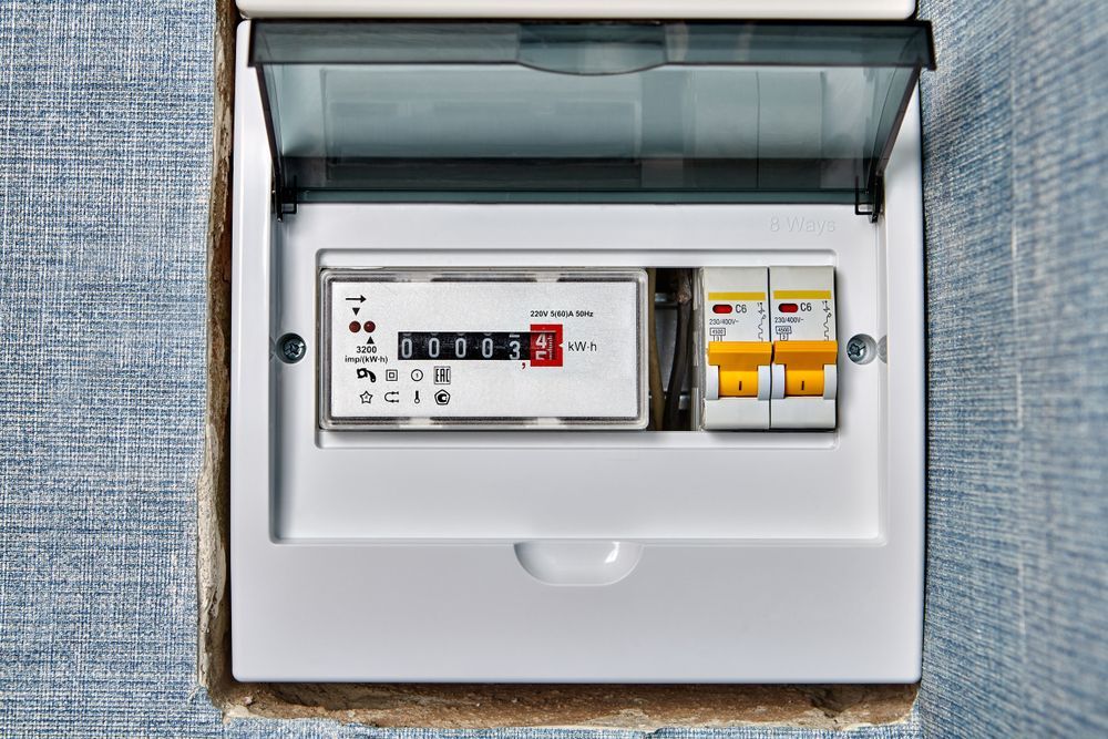 ein offener Zählerkasten mit der Nummer 00003 und der letzte zeigt Zahlen zwischen 4 und 5 kWH an.