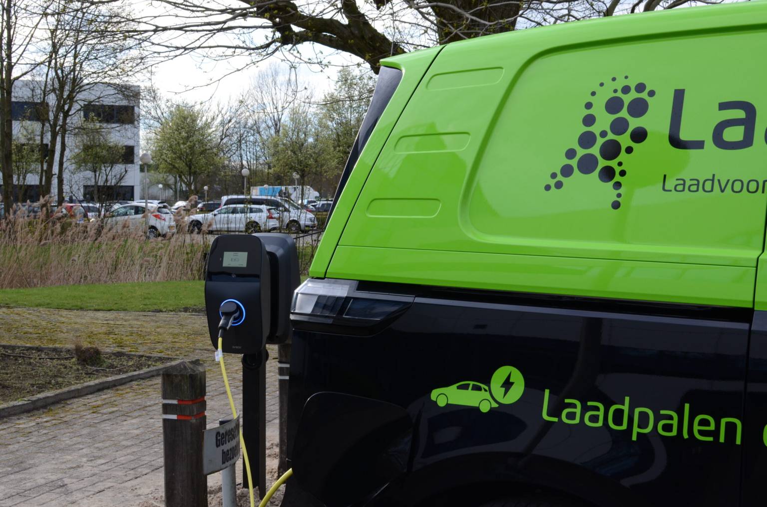 Laadpunt servicewagen geparkeerd naast een EVBox-oplader