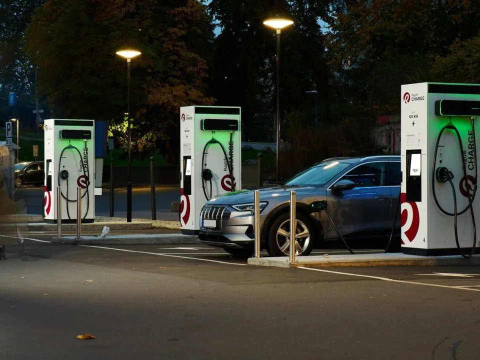 EVBox Ladestation in einer E-Tankstelle von Ragde in Oslo