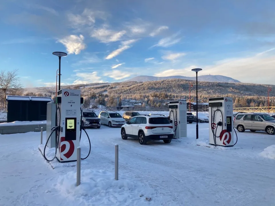 Chargement d'une voiture avec une station de charge EVBox dans un parking enneigé