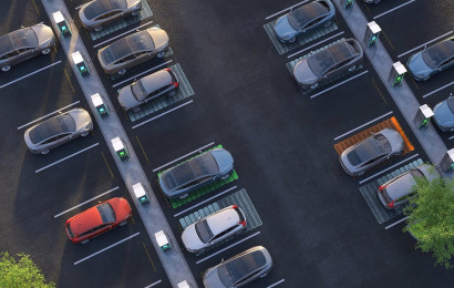 Draufsicht auf Autos auf einem Parkplatz, die mit der EVBox Troniq Modular geladen werden