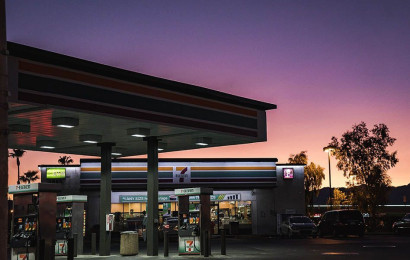 Een leeg tankstation en een gemakswinkel tijdens zonsondergang