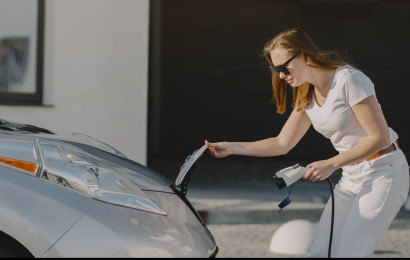 Kvinna laddar sitt fordon med hjälp av EVBox BusinessLine
