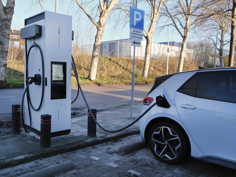 Ein E-Auto lädt an einer EVBox-Ladestation