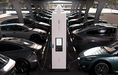 Station de recharge rapide modulaire EVBox Troniq entre deux rangées de voitures