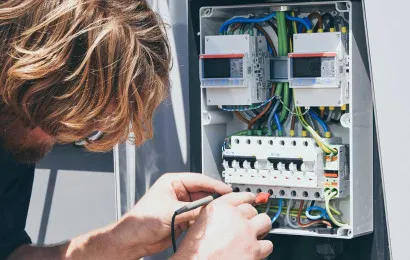 Ein Elektriker bei der Installation einer EVBox-Ladestation und der Anpassung der Kabel