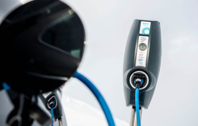 EVBox BusinessLine-ladestasjon som lader en elbil med blå kabel