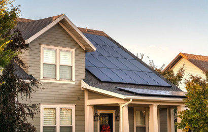 Framsidan av ett hus med solpaneler på taket