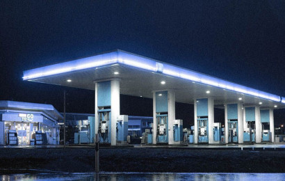 Een leeg tankstation en een gemakswinkel tijdens zonsondergang